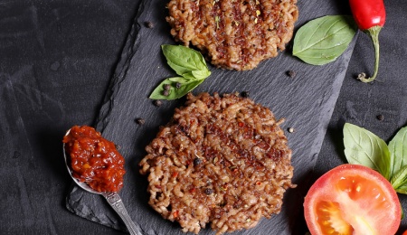 Burger au bacon, sauce piquante